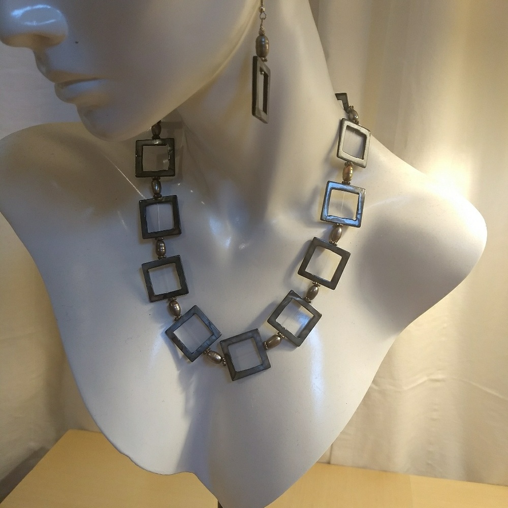 Ephe210 Mother of Pearl Necklace Set